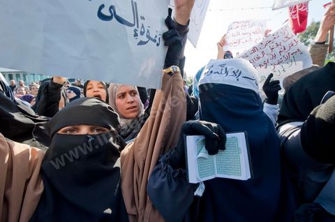 3 décembre 2011 : les femmes en niqab et Coran à la main sont venues protester pour un état islamique et le port du niqab au 3ème jour du sitin de Bardo 1. Un nouvel affrontement apparait d'un côté les sitinneurs qui protestent contre les tractations politiques internes de l’Assemblée Constituante et de l'autre côté plus de deux milles militants d'Ennahdha venus soutenir le nouveau pouvoir et encadrer une centaine de salafistes aggressifs. Les affrontemants de la journée furent uniquement verbaux grâce à l'impressionant service de sécurité d'Ennahda qui sut avec la police contenir les salfistes qui la nuit venue aggressèrent les sitinneurs protégés par la police.