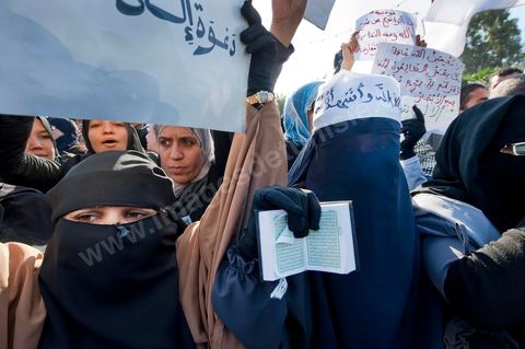 3 décembre 2011 : les femmes en niqab et Coran à la main sont venues protester pour un état islamique et le port du niqab au 3ème jour du sitin de Bardo 1. Un nouvel affrontement apparait d'un côté les sitinneurs qui protestent contre les tractations politiques internes de l’Assemblée Constituante et de l'autre côté plus de deux milles militants d'Ennahdha venus soutenir le nouveau pouvoir et encadrer une centaine de salafistes aggressifs. Les affrontemants de la journée furent uniquement verbaux grâce à l'impressionant service de sécurité d'Ennahda qui sut avec la police contenir les salfistes qui la nuit venue aggressèrent les sitinneurs protégés par la police.