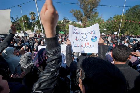 3 décembre 2011 : les militants Ennahdha scandent de sdegage aux sitiineurs et appellent à laisser leurs députés travailler au 3ème jour du sitin de Bardo 1. Un nouvel affrontement apparait d'un côté les sitinneurs qui protestent contre les tractations politiques internes de l’Assemblée Constituante et de l'autre côté plus de deux milles militants d'Ennahdha venus soutenir le nouveau pouvoir et encadrer une centaine de salafistes aggressifs. Les affrontemants de la journée furent uniquement verbaux grâce à l'impressionant service de sécurité d'Ennahda qui sut avec la police contenir les salfistes qui la nuit venue aggressèrent les sitinneurs protégés par la police.