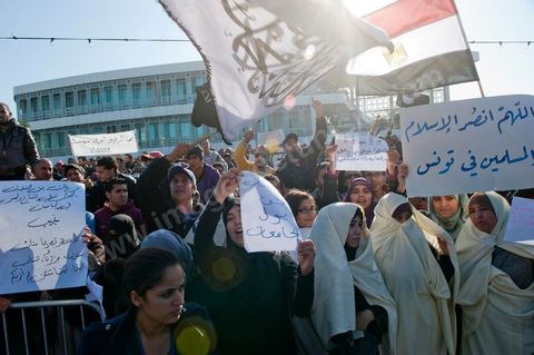 3 décembre 2011 : des femmes en niqab se couvrent du Safsari traditionnel et brandent le drapeau des salafistes de Ettahrir au 3ème jour du sitin de Bardo 1. Un nouvel affrontement apparait d'un côté les sitinneurs qui protestent contre les tractations politiques internes de l’Assemblée Constituante et de l'autre côté plus de deux milles militants d'Ennahdha venus soutenir le nouveau pouvoir et encadrer une centaine de salafistes aggressifs. Les affrontemants de la journée furent uniquement verbaux grâce à l'impressionant service de sécurité d'Ennahda qui sut avec la police contenir les salfistes qui la nuit venue aggressèrent les sitinneurs protégés par la police.