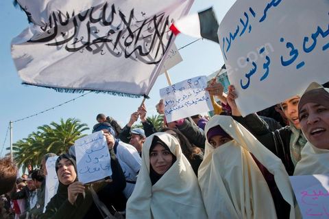 3 décembre 2011 : des femmes en niqab se couvrent du Safsari traditionnel et brandent le drapeau des salafistes de Ettahrir au 3ème jour du sitin de Bardo 1. Un nouvel affrontement apparait d'un côté les sitinneurs qui protestent contre les tractations politiques internes de l’Assemblée Constituante et de l'autre côté plus de deux milles militants d'Ennahdha venus soutenir le nouveau pouvoir et encadrer une centaine de salafistes aggressifs. Les affrontemants de la journée furent uniquement verbaux grâce à l'impressionant service de sécurité d'Ennahda qui sut avec la police contenir les salfistes qui la nuit venue aggressèrent les sitinneurs protégés par la police.