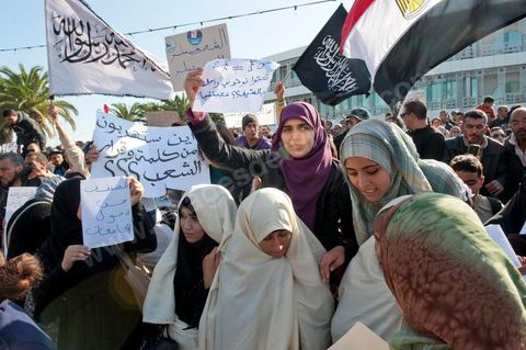 3 décembre 2011 : des femmes en niqab se couvrent du Safsari traditionnel et brandent le drapeau des salafistes de Ettahrir au 3ème jour du sitin de Bardo 1. Un nouvel affrontement apparait d'un côté les sitinneurs qui protestent contre les tractations politiques internes de l’Assemblée Constituante et de l'autre côté plus de deux milles militants d'Ennahdha venus soutenir le nouveau pouvoir et encadrer une centaine de salafistes aggressifs. Les affrontemants de la journée furent uniquement verbaux grâce à l'impressionant service de sécurité d'Ennahda qui sut avec la police contenir les salfistes qui la nuit venue aggressèrent les sitinneurs protégés par la police.