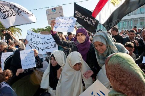 3 décembre 2011 : des femmes en niqab se couvrent du Safsari traditionnel et brandent le drapeau des salafistes de Ettahrir au 3ème jour du sitin de Bardo 1. Un nouvel affrontement apparait d'un côté les sitinneurs qui protestent contre les tractations politiques internes de l’Assemblée Constituante et de l'autre côté plus de deux milles militants d'Ennahdha venus soutenir le nouveau pouvoir et encadrer une centaine de salafistes aggressifs. Les affrontemants de la journée furent uniquement verbaux grâce à l'impressionant service de sécurité d'Ennahda qui sut avec la police contenir les salfistes qui la nuit venue aggressèrent les sitinneurs protégés par la police.