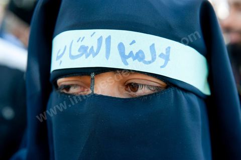 3 décembre 2011 : "Non à l'interdiction du Niqab" au 3ème jour du sitin de Bardo 1. Un nouvel affrontement apparait d'un côté les sitinneurs qui protestent contre les tractations politiques internes de l’Assemblée Constituante et de l'autre côté plus de deux milles militants d'Ennahdha venus soutenir le nouveau pouvoir et encadrer une centaine de salafistes aggressifs. Les affrontemants de la journée furent uniquement verbaux grâce à l'impressionant service de sécurité d'Ennahda qui sut avec la police contenir les salfistes qui la nuit venue aggressèrent les sitinneurs protégés par la police.