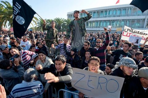 3 décembre 2011 : les salafistes brandent leurs drapeaux de Ettahrir, la tendance politique des salafistes, et crient "Tunisie, Etat Islamique" au 3ème jour du sitin de Bardo 1. Un nouvel affrontement apparait d'un côté les sitinneurs qui protestent contre les tractations politiques internes de l’Assemblée Constituante et de l'autre côté plus de deux milles militants d'Ennahdha venus soutenir le nouveau pouvoir et encadrer une centaine de salafistes aggressifs. Les affrontemants de la journée furent uniquement verbaux grâce à l'impressionant service de sécurité d'Ennahda qui sut avec la police contenir les salfistes qui la nuit venue aggressèrent les sitinneurs protégés par la police.