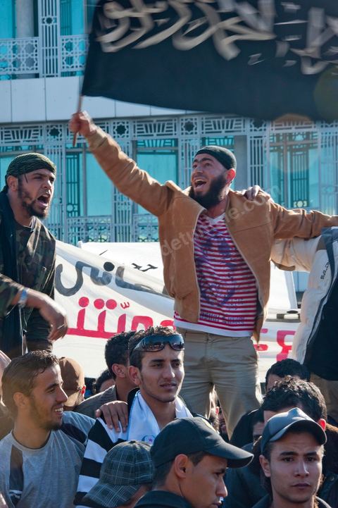 3 décembre 2011 : les salafistes brandent leurs drapeaux de Ettahrir, la tendance politique des salafistes, et crient "Tunisie, Etat Islamique" au 3ème jour du sitin de Bardo 1. Un nouvel affrontement apparait d'un côté les sitinneurs qui protestent contre les tractations politiques internes de l’Assemblée Constituante et de l'autre côté plus de deux milles militants d'Ennahdha venus soutenir le nouveau pouvoir et encadrer une centaine de salafistes aggressifs. Les affrontemants de la journée furent uniquement verbaux grâce à l'impressionant service de sécurité d'Ennahda qui sut avec la police contenir les salfistes qui la nuit venue aggressèrent les sitinneurs protégés par la police.