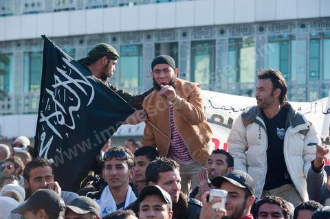 3 décembre 2011 : les salafistes brandent leurs drapeaux de Ettahrir, la tendance politique des salafistes, et crient "Tunisie, Etat Islamique" au 3ème jour du sitin de Bardo 1. Un nouvel affrontement apparait d'un côté les sitinneurs qui protestent contre les tractations politiques internes de l’Assemblée Constituante et de l'autre côté plus de deux milles militants d'Ennahdha venus soutenir le nouveau pouvoir et encadrer une centaine de salafistes aggressifs. Les affrontemants de la journée furent uniquement verbaux grâce à l'impressionant service de sécurité d'Ennahda qui sut avec la police contenir les salfistes qui la nuit venue aggressèrent les sitinneurs protégés par la police.