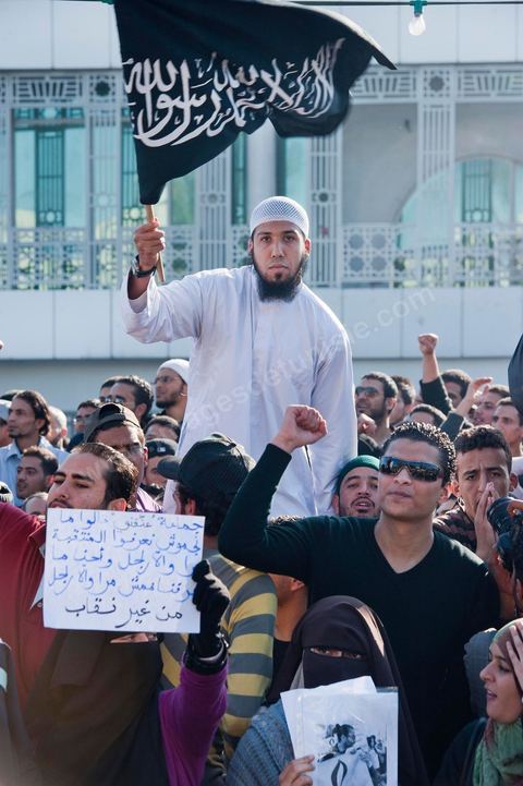 3 décembre 2011 : les salafistes brandent leurs drapeaux de Ettahrir, la tendance politique des salafistes, et crient "Tunisie, Etat Islamique" au 3ème jour du sitin de Bardo 1. Un nouvel affrontement apparait d'un côté les sitinneurs qui protestent contre les tractations politiques internes de l’Assemblée Constituante et de l'autre côté plus de deux milles militants d'Ennahdha venus soutenir le nouveau pouvoir et encadrer une centaine de salafistes aggressifs. Les affrontemants de la journée furent uniquement verbaux grâce à l'impressionant service de sécurité d'Ennahda qui sut avec la police contenir les salfistes qui la nuit venue aggressèrent les sitinneurs protégés par la police.