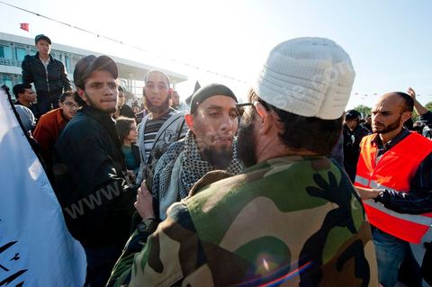 3 décembre 2011 : les salafistes brandent leurs drapeaux de Ettahrir, la tendance politique des salafistes, et crient "Tunisie, Etat Islamique" au 3ème jour du sitin de Bardo 1. Un nouvel affrontement apparait d'un côté les sitinneurs qui protestent contre les tractations politiques internes de l’Assemblée Constituante et de l'autre côté plus de deux milles militants d'Ennahdha venus soutenir le nouveau pouvoir et encadrer une centaine de salafistes aggressifs. Les affrontemants de la journée furent uniquement verbaux grâce à l'impressionant service de sécurité d'Ennahda qui sut avec la police contenir les salfistes qui la nuit venue aggressèrent les sitinneurs protégés par la police.