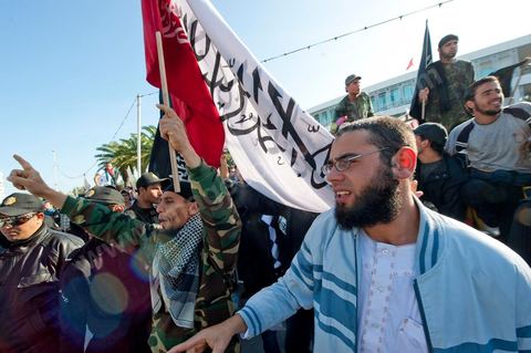 3 décembre 2011 : les salafistes brandent leurs drapeaux de Ettahrir, la tendance politique des salafistes, et crient "Tunisie, Etat Islamique" au 3ème jour du sitin de Bardo 1. Un nouvel affrontement apparait d'un côté les sitinneurs qui protestent contre les tractations politiques internes de l’Assemblée Constituante et de l'autre côté plus de deux milles militants d'Ennahdha venus soutenir le nouveau pouvoir et encadrer une centaine de salafistes aggressifs. Les affrontemants de la journée furent uniquement verbaux grâce à l'impressionant service de sécurité d'Ennahda qui sut avec la police contenir les salfistes qui la nuit venue aggressèrent les sitinneurs protégés par la police.