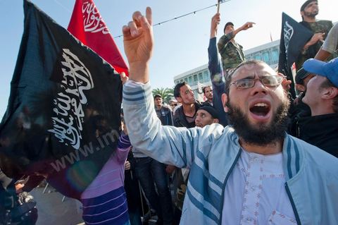 3 décembre 2011 : les salafistes brandent leurs drapeaux de Ettahrir, la tendance politique des salafistes, et crient "Tunisie, Etat Islamique" au 3ème jour du sitin de Bardo 1. Un nouvel affrontement apparait d'un côté les sitinneurs qui protestent contre les tractations politiques internes de l’Assemblée Constituante et de l'autre côté plus de deux milles militants d'Ennahdha venus soutenir le nouveau pouvoir et encadrer une centaine de salafistes aggressifs. Les affrontemants de la journée furent uniquement verbaux grâce à l'impressionant service de sécurité d'Ennahda qui sut avec la police contenir les salfistes qui la nuit venue aggressèrent les sitinneurs protégés par la police.