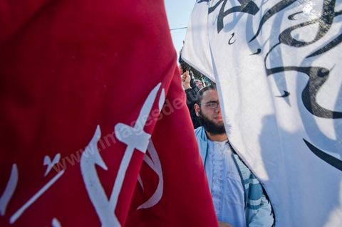 3 décembre 2011 : les salafistes brandent leurs drapeaux de Ettahrir, la tendance politique des salafistes, et crient "Tunisie, Etat Islamique" au 3ème jour du sitin de Bardo 1. Un nouvel affrontement apparait d'un côté les sitinneurs qui protestent contre les tractations politiques internes de l’Assemblée Constituante et de l'autre côté plus de deux milles militants d'Ennahdha venus soutenir le nouveau pouvoir et encadrer une centaine de salafistes aggressifs. Les affrontemants de la journée furent uniquement verbaux grâce à l'impressionant service de sécurité d'Ennahda qui sut avec la police contenir les salfistes qui la nuit venue aggressèrent les sitinneurs protégés par la police.