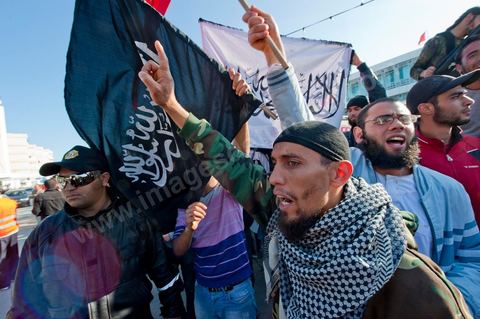 3 décembre 2011 : les salafistes brandent leurs drapeaux de Ettahrir, la tendance politique des salafistes, et crient "Tunisie, Etat Islamique" au 3ème jour du sitin de Bardo 1. Un nouvel affrontement apparait d'un côté les sitinneurs qui protestent contre les tractations politiques internes de l’Assemblée Constituante et de l'autre côté plus de deux milles militants d'Ennahdha venus soutenir le nouveau pouvoir et encadrer une centaine de salafistes aggressifs. Les affrontemants de la journée furent uniquement verbaux grâce à l'impressionant service de sécurité d'Ennahda qui sut avec la police contenir les salfistes qui la nuit venue aggressèrent les sitinneurs protégés par la police.