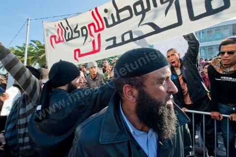3 décembre 2011 : les salafistes brandent leurs drapeaux de Ettahrir, la tendance politique des salafistes, et crient "Tunisie, Etat Islamique" au 3ème jour du sitin de Bardo 1. Un nouvel affrontement apparait d'un côté les sitinneurs qui protestent contre les tractations politiques internes de l’Assemblée Constituante et de l'autre côté plus de deux milles militants d'Ennahdha venus soutenir le nouveau pouvoir et encadrer une centaine de salafistes aggressifs. Les affrontemants de la journée furent uniquement verbaux grâce à l'impressionant service de sécurité d'Ennahda qui sut avec la police contenir les salfistes qui la nuit venue aggressèrent les sitinneurs protégés par la police.