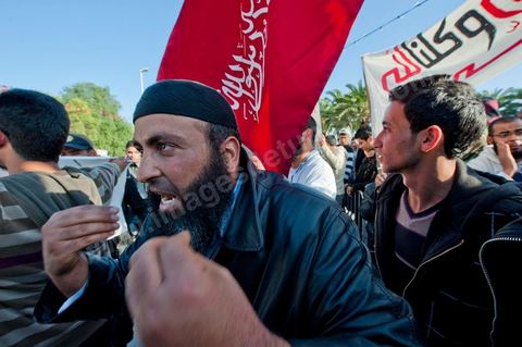 3 décembre 2011 : les salafistes brandent leurs drapeaux de Ettahrir, la tendance politique des salafistes, et crient "Tunisie, Etat Islamique" au 3ème jour du sitin de Bardo 1. Un nouvel affrontement apparait d'un côté les sitinneurs qui protestent contre les tractations politiques internes de l’Assemblée Constituante et de l'autre côté plus de deux milles militants d'Ennahdha venus soutenir le nouveau pouvoir et encadrer une centaine de salafistes aggressifs. Les affrontemants de la journée furent uniquement verbaux grâce à l'impressionant service de sécurité d'Ennahda qui sut avec la police contenir les salfistes qui la nuit venue aggressèrent les sitinneurs protégés par la police.