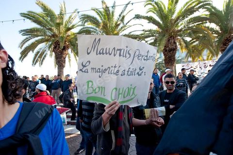 3 décembre 2011 : au 3ème jour du sitin de Bardo 1. Un nouvel affrontement apparait d'un côté les sitinneurs qui protestent contre les tractations politiques internes de l’Assemblée Constituante et de l'autre côté plus de deux milles militants d'Ennahdha venus soutenir le nouveau pouvoir et encadrer une centaine de salafistes aggressifs. Les affrontemants de la journée furent uniquement verbaux grâce à l'impressionant service de sécurité d'Ennahda qui sut avec la police contenir les salfistes qui la nuit venue aggressèrent les sitinneurs protégés par la police.