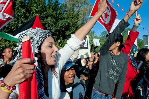 3 décembre 2011 : "Non au retour de la dictature" au 3ème jour du sitin de Bardo 1. Un nouvel affrontement apparait d'un côté les sitinneurs qui protestent contre les tractations politiques internes de l’Assemblée Constituante et de l'autre côté plus de deux milles militants d'Ennahdha venus soutenir le nouveau pouvoir et encadrer une centaine de salafistes aggressifs. Les affrontemants de la journée furent uniquement verbaux grâce à l'impressionant service de sécurité d'Ennahda qui sut avec la police contenir les salfistes qui la nuit venue aggressèrent les sitinneurs protégés par la police.