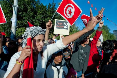 3 décembre 2011 : "Non au retour de la dictature" au 3ème jour du sitin de Bardo 1. Un nouvel affrontement apparait d'un côté les sitinneurs qui protestent contre les tractations politiques internes de l’Assemblée Constituante et de l'autre côté plus de deux milles militants d'Ennahdha venus soutenir le nouveau pouvoir et encadrer une centaine de salafistes aggressifs. Les affrontemants de la journée furent uniquement verbaux grâce à l'impressionant service de sécurité d'Ennahda qui sut avec la police contenir les salfistes qui la nuit venue aggressèrent les sitinneurs protégés par la police.