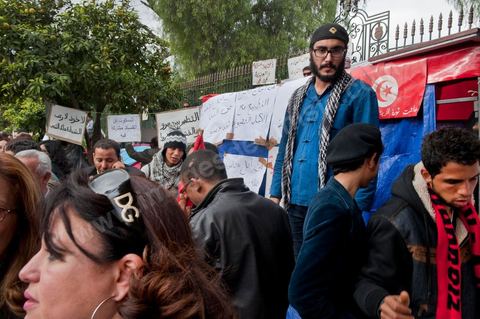 6 décembre : la jeunesse des régions minières de Gafsa au  6ème jour du sitin au Bardo et premier jour de la réunion de la constituante pour les discussions sur le réglement intérieur et la feuille de route de m'assemblée constituante. Toute la journée la place se remplira de gens venus de tous bords pour garder une pression sur l'assemblée, majoritairement les manifestants sont des démocrates avec des revendications pour protéger la marche de la démocratie, le refus de la motion de censure au 2/3, ce qu'ils obtiendront de l'assemblée dans la soirée. Mais les sitineurs sont aussi et toujours les jeunes de la région minière de Gafsa qui protestent contre le concours de la SPG et demandent de l'emploi. 