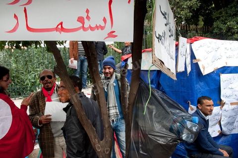 6 décembre : la jeunesse des régions minières de Gafsa au  6ème jour du sitin au Bardo et premier jour de la réunion de la constituante pour les discussions sur le réglement intérieur et la feuille de route de m'assemblée constituante. Toute la journée la place se remplira de gens venus de tous bords pour garder une pression sur l'assemblée, majoritairement les manifestants sont des démocrates avec des revendications pour protéger la marche de la démocratie, le refus de la motion de censure au 2/3, ce qu'ils obtiendront de l'assemblée dans la soirée. Mais les sitineurs sont aussi et toujours les jeunes de la région minière de Gafsa qui protestent contre le concours de la SPG et demandent de l'emploi. 