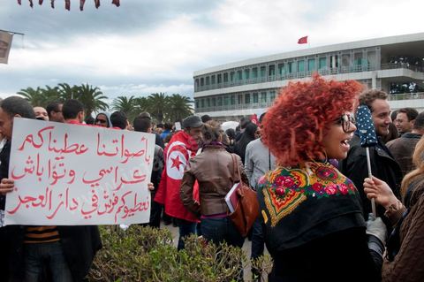 6 décembre : 6ème jour du sitin au Bardo et premier jour de la réunion de la constituante pour les discussions sur le réglement intérieur et la feuille de route de m'assemblée constituante. Toute la journée la place se remplira de gens venus de tous bords pour garder une pression sur l'assemblée, majoritairement les manifestants sont des démocrates avec des revendications pour protéger la marche de la démocratie, le refus de la motion de censure au 2/3, ce qu'ils obtiendront de l'assemblée dans la soirée. Mais les sitineurs sont aussi et toujours les jeunes de la région minière de Gafsa qui protestent contre le concours de la SPG et demandent de l'emploi. 
