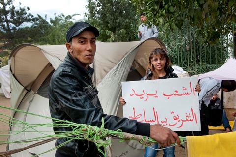 6 décembre : la jeunesse des régions minières de Gafsa au  6ème jour du sitin au Bardo et premier jour de la réunion de la constituante pour les discussions sur le réglement intérieur et la feuille de route de m'assemblée constituante. Toute la journée la place se remplira de gens venus de tous bords pour garder une pression sur l'assemblée, majoritairement les manifestants sont des démocrates avec des revendications pour protéger la marche de la démocratie, le refus de la motion de censure au 2/3, ce qu'ils obtiendront de l'assemblée dans la soirée. Mais les sitineurs sont aussi et toujours les jeunes de la région minière de Gafsa qui protestent contre le concours de la SPG et demandent de l'emploi. 
