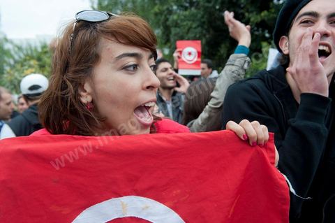 6 décembre : 6ème jour du sitin au Bardo et premier jour de la réunion de la constituante pour les discussions sur le réglement intérieur et la feuille de route de m'assemblée constituante. Toute la journée la place se remplira de gens venus de tous bords pour garder une pression sur l'assemblée, majoritairement les manifestants sont des démocrates avec des revendications pour protéger la marche de la démocratie, le refus de la motion de censure au 2/3, ce qu'ils obtiendront de l'assemblée dans la soirée. Mais les sitineurs sont aussi et toujours les jeunes de la région minière de Gafsa qui protestent contre le concours de la SPG et demandent de l'emploi. 