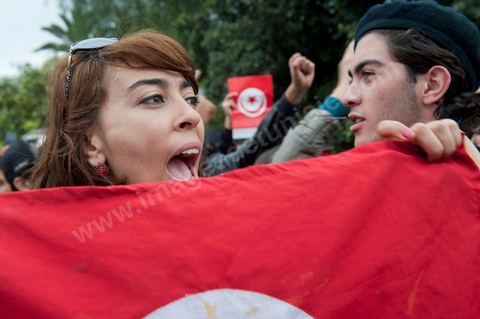 6 décembre : 6ème jour du sitin au Bardo et premier jour de la réunion de la constituante pour les discussions sur le réglement intérieur et la feuille de route de m'assemblée constituante. Toute la journée la place se remplira de gens venus de tous bords pour garder une pression sur l'assemblée, majoritairement les manifestants sont des démocrates avec des revendications pour protéger la marche de la démocratie, le refus de la motion de censure au 2/3, ce qu'ils obtiendront de l'assemblée dans la soirée. Mais les sitineurs sont aussi et toujours les jeunes de la région minière de Gafsa qui protestent contre le concours de la SPG et demandent de l'emploi. 