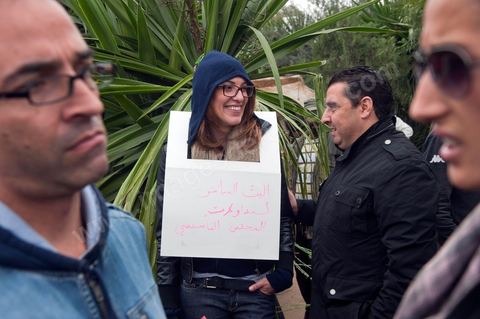 6 décembre : 6ème jour du sitin au Bardo et premier jour de la réunion de la constituante pour les discussions sur le réglement intérieur et la feuille de route de m'assemblée constituante. Toute la journée la place se remplira de gens venus de tous bords pour garder une pression sur l'assemblée, majoritairement les manifestants sont des démocrates avec des revendications pour protéger la marche de la démocratie, le refus de la motion de censure au 2/3, ce qu'ils obtiendront de l'assemblée dans la soirée. Mais les sitineurs sont aussi et toujours les jeunes de la région minière de Gafsa qui protestent contre le concours de la SPG et demandent de l'emploi. 