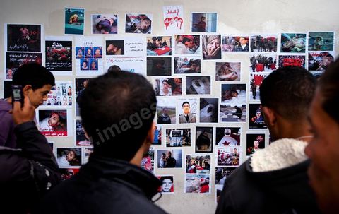 November 6: On the walls of the Bardo tram station, across from the parliament building and its daily protesters, a group of young graffiti artists created a mural featuring images and graffiti in tribute to the martyrs of the Tunisian revolution. A mural featuring portraits and scenes of the murders and funerals of the revolution’s martyrs—a call to remember the Tunisian Revolution and its goals. It’s an opportunity for everyone, in this place of demonstrations and protests, to recall the origins, the causes, and the consequences of the protest movement by the people of the southwest—which, at the time, was not limited to simply ousting Ben Ali and his clan, but also, and above all, aimed at reducing poverty and unemployment in Tunisia.