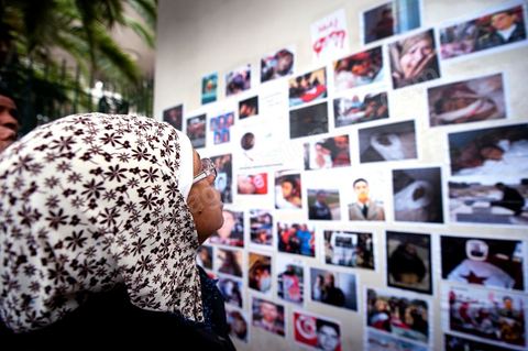 November 6: On the walls of the Bardo tram station, across from the parliament building and its daily protesters, a group of young graffiti artists created a mural featuring images and graffiti in tribute to the martyrs of the Tunisian revolution. A mural featuring portraits and scenes of the murders and funerals of the revolution’s martyrs—a call to remember the Tunisian Revolution and its goals. It’s an opportunity for everyone, in this place of demonstrations and protests, to recall the origins, the causes, and the consequences of the protest movement by the people of the southwest—which, at the time, was not limited to simply ousting Ben Ali and his clan, but also, and above all, aimed at reducing poverty and unemployment in Tunisia.