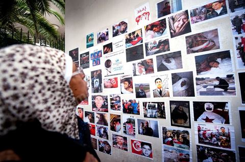 November 6: On the walls of the Bardo tram station, across from the parliament building and its daily protesters, a group of young graffiti artists created a mural featuring images and graffiti in tribute to the martyrs of the Tunisian revolution. A mural featuring portraits and scenes of the murders and funerals of the revolution’s martyrs—a call to remember the Tunisian Revolution and its goals. It’s an opportunity for everyone, in this place of demonstrations and protests, to recall the origins, the causes, and the consequences of the protest movement by the people of the southwest—which, at the time, was not limited to simply ousting Ben Ali and his clan, but also, and above all, aimed at reducing poverty and unemployment in Tunisia.