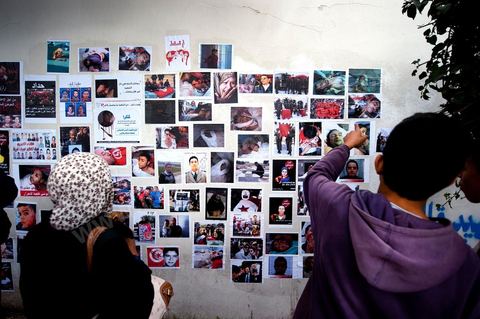 November 6: On the walls of the Bardo tram station, across from the parliament building and its daily protesters, a group of young graffiti artists created a mural featuring images and graffiti in tribute to the martyrs of the Tunisian revolution. A mural featuring portraits and scenes of the murders and funerals of the revolution’s martyrs—a call to remember the Tunisian Revolution and its goals. It’s an opportunity for everyone, in this place of demonstrations and protests, to recall the origins, the causes, and the consequences of the protest movement by the people of the southwest—which, at the time, was not limited to simply ousting Ben Ali and his clan, but also, and above all, aimed at reducing poverty and unemployment in Tunisia.