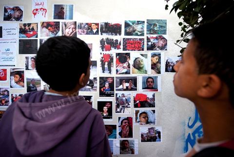 November 6: On the walls of the Bardo tram station, across from the parliament building and its daily protesters, a group of young graffiti artists created a mural featuring images and graffiti in tribute to the martyrs of the Tunisian revolution. A mural featuring portraits and scenes of the murders and funerals of the revolution’s martyrs—a call to remember the Tunisian Revolution and its goals. It’s an opportunity for everyone, in this place of demonstrations and protests, to recall the origins, the causes, and the consequences of the protest movement by the people of the southwest—which, at the time, was not limited to simply ousting Ben Ali and his clan, but also, and above all, aimed at reducing poverty and unemployment in Tunisia.