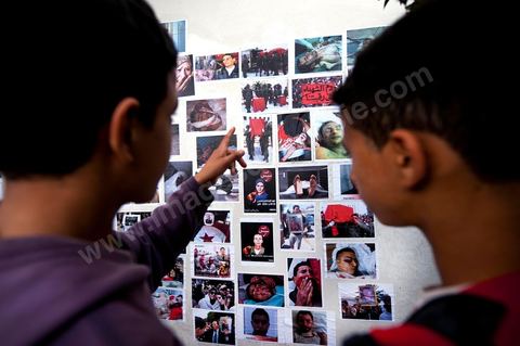 November 6: On the walls of the Bardo tram station, across from the parliament building and its daily protesters, a group of young graffiti artists created a mural featuring images and graffiti in tribute to the martyrs of the Tunisian revolution. A mural featuring portraits and scenes of the murders and funerals of the revolution’s martyrs—a call to remember the Tunisian Revolution and its goals. It’s an opportunity for everyone, in this place of demonstrations and protests, to recall the origins, the causes, and the consequences of the protest movement by the people of the southwest—which, at the time, was not limited to simply ousting Ben Ali and his clan, but also, and above all, aimed at reducing poverty and unemployment in Tunisia.