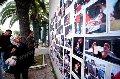 November 6: On the walls of the Bardo tram station, across from the parliament building and its daily protesters, a group of young graffiti artists created a mural featuring images and graffiti in tribute to the martyrs of the Tunisian revolution. A mural featuring portraits and scenes of the murders and funerals of the revolution’s martyrs—a call to remember the Tunisian Revolution and its goals. It’s an opportunity for everyone, in this place of demonstrations and protests, to recall the origins, the causes, and the consequences of the protest movement by the people of the southwest—which, at the time, was not limited to simply ousting Ben Ali and his clan, but also, and above all, aimed at reducing poverty and unemployment in Tunisia.