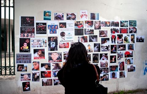 November 6: On the walls of the Bardo tram station, across from the parliament building and its daily protesters, a group of young graffiti artists created a mural featuring images and graffiti in tribute to the martyrs of the Tunisian revolution. A mural featuring portraits and scenes of the murders and funerals of the revolution’s martyrs—a call to remember the Tunisian Revolution and its goals. It’s an opportunity for everyone, in this place of demonstrations and protests, to recall the origins, the causes, and the consequences of the protest movement by the people of the southwest—which, at the time, was not limited to simply ousting Ben Ali and his clan, but also, and above all, aimed at reducing poverty and unemployment in Tunisia.