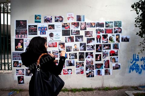 November 6: On the walls of the Bardo tram station, across from the parliament building and its daily protesters, a group of young graffiti artists created a mural featuring images and graffiti in tribute to the martyrs of the Tunisian revolution. A mural featuring portraits and scenes of the murders and funerals of the revolution’s martyrs—a call to remember the Tunisian Revolution and its goals. It’s an opportunity for everyone, in this place of demonstrations and protests, to recall the origins, the causes, and the consequences of the protest movement by the people of the southwest—which, at the time, was not limited to simply ousting Ben Ali and his clan, but also, and above all, aimed at reducing poverty and unemployment in Tunisia.