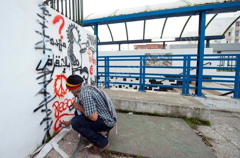 November 6: On the walls of the Bardo tram station, across from the parliament building and its daily protesters, a group of young graffiti artists created a mural featuring images and graffiti in tribute to the martyrs of the Tunisian revolution. A mural featuring portraits and scenes of the murders and funerals of the revolution’s martyrs—a call to remember the Tunisian Revolution and its goals. It’s an opportunity for everyone, in this place of demonstrations and protests, to recall the origins, the causes, and the consequences of the protest movement by the people of the southwest—which, at the time, was not limited to simply ousting Ben Ali and his clan, but also, and above all, aimed at reducing poverty and unemployment in Tunisia.