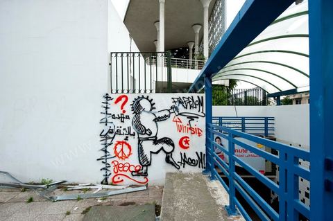 November 6: On the walls of the Bardo tram station, across from the parliament building and its daily protesters, a group of young graffiti artists created a mural featuring images and graffiti in tribute to the martyrs of the Tunisian revolution. A mural featuring portraits and scenes of the murders and funerals of the revolution’s martyrs—a call to remember the Tunisian Revolution and its goals. It’s an opportunity for everyone, in this place of demonstrations and protests, to recall the origins, the causes, and the consequences of the protest movement by the people of the southwest—which, at the time, was not limited to simply ousting Ben Ali and his clan, but also, and above all, aimed at reducing poverty and unemployment in Tunisia.