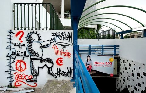 November 6: On the walls of the Bardo tram station, across from the parliament building and its daily protesters, a group of young graffiti artists created a mural featuring images and graffiti in tribute to the martyrs of the Tunisian revolution. A mural featuring portraits and scenes of the murders and funerals of the revolution’s martyrs—a call to remember the Tunisian Revolution and its goals. It’s an opportunity for everyone, in this place of demonstrations and protests, to recall the origins, the causes, and the consequences of the protest movement by the people of the southwest—which, at the time, was not limited to simply ousting Ben Ali and his clan, but also, and above all, aimed at reducing poverty and unemployment in Tunisia.