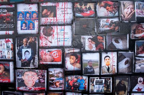November 6: On the walls of the Bardo tram station, across from the parliament building and its daily protesters, a group of young graffiti artists created a mural featuring images and graffiti in tribute to the martyrs of the Tunisian revolution. A mural featuring portraits and scenes of the murders and funerals of the revolution’s martyrs—a call to remember the Tunisian Revolution and its goals. It’s an opportunity for everyone, in this place of demonstrations and protests, to recall the origins, the causes, and the consequences of the protest movement by the people of the southwest—which, at the time, was not limited to simply ousting Ben Ali and his clan, but also, and above all, aimed at reducing poverty and unemployment in Tunisia.