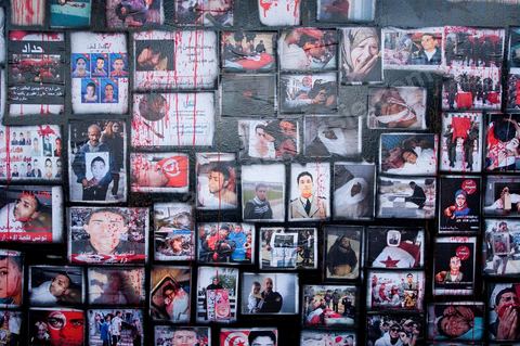 November 6: On the walls of the Bardo tram station, across from the parliament building and its daily protesters, a group of young graffiti artists created a mural featuring images and graffiti in tribute to the martyrs of the Tunisian revolution. A mural featuring portraits and scenes of the murders and funerals of the revolution’s martyrs—a call to remember the Tunisian Revolution and its goals. It’s an opportunity for everyone, in this place of demonstrations and protests, to recall the origins, the causes, and the consequences of the protest movement by the people of the southwest—which, at the time, was not limited to simply ousting Ben Ali and his clan, but also, and above all, aimed at reducing poverty and unemployment in Tunisia.