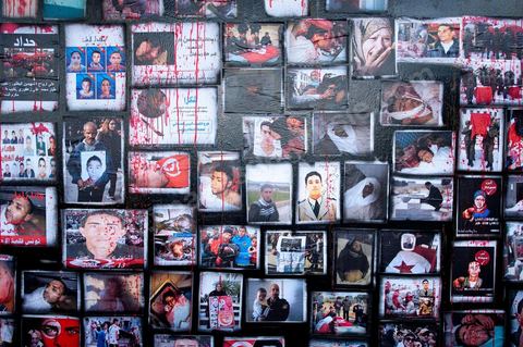 November 6: On the walls of the Bardo tram station, across from the parliament building and its daily protesters, a group of young graffiti artists created a mural featuring images and graffiti in tribute to the martyrs of the Tunisian revolution. A mural featuring portraits and scenes of the murders and funerals of the revolution’s martyrs—a call to remember the Tunisian Revolution and its goals. It’s an opportunity for everyone, in this place of demonstrations and protests, to recall the origins, the causes, and the consequences of the protest movement by the people of the southwest—which, at the time, was not limited to simply ousting Ben Ali and his clan, but also, and above all, aimed at reducing poverty and unemployment in Tunisia.