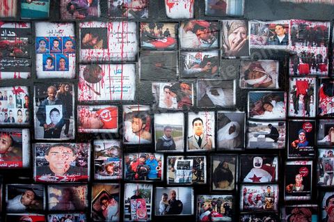 November 6: On the walls of the Bardo tram station, across from the parliament building and its daily protesters, a group of young graffiti artists created a mural featuring images and graffiti in tribute to the martyrs of the Tunisian revolution. A mural featuring portraits and scenes of the murders and funerals of the revolution’s martyrs—a call to remember the Tunisian Revolution and its goals. It’s an opportunity for everyone, in this place of demonstrations and protests, to recall the origins, the causes, and the consequences of the protest movement by the people of the southwest—which, at the time, was not limited to simply ousting Ben Ali and his clan, but also, and above all, aimed at reducing poverty and unemployment in Tunisia.