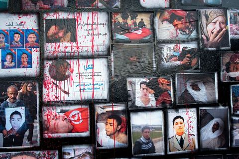 November 6: On the walls of the Bardo tram station, across from the parliament building and its daily protesters, a group of young graffiti artists created a mural featuring images and graffiti in tribute to the martyrs of the Tunisian revolution. A mural featuring portraits and scenes of the murders and funerals of the revolution’s martyrs—a call to remember the Tunisian Revolution and its goals. It’s an opportunity for everyone, in this place of demonstrations and protests, to recall the origins, the causes, and the consequences of the protest movement by the people of the southwest—which, at the time, was not limited to simply ousting Ben Ali and his clan, but also, and above all, aimed at reducing poverty and unemployment in Tunisia.