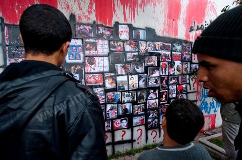 November 6: On the walls of the Bardo tram station, across from the parliament building and its daily protesters, a group of young graffiti artists created a mural featuring images and graffiti in tribute to the martyrs of the Tunisian revolution. A mural featuring portraits and scenes of the murders and funerals of the revolution’s martyrs—a call to remember the Tunisian Revolution and its goals. It’s an opportunity for everyone, in this place of demonstrations and protests, to recall the origins, the causes, and the consequences of the protest movement by the people of the southwest—which, at the time, was not limited to simply ousting Ben Ali and his clan, but also, and above all, aimed at reducing poverty and unemployment in Tunisia.