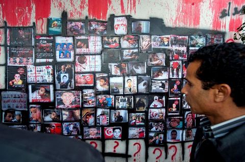 November 6: On the walls of the Bardo tram station, across from the parliament building and its daily protesters, a group of young graffiti artists created a mural featuring images and graffiti in tribute to the martyrs of the Tunisian revolution. A mural featuring portraits and scenes of the murders and funerals of the revolution’s martyrs—a call to remember the Tunisian Revolution and its goals. It’s an opportunity for everyone, in this place of demonstrations and protests, to recall the origins, the causes, and the consequences of the protest movement by the people of the southwest—which, at the time, was not limited to simply ousting Ben Ali and his clan, but also, and above all, aimed at reducing poverty and unemployment in Tunisia.