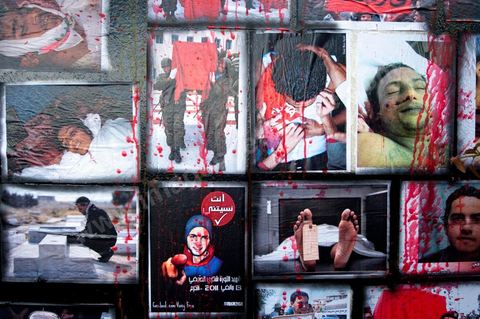 November 6: On the walls of the Bardo tram station, across from the parliament building and its daily protesters, a group of young graffiti artists created a mural featuring images and graffiti in tribute to the martyrs of the Tunisian revolution. A mural featuring portraits and scenes of the murders and funerals of the revolution’s martyrs—a call to remember the Tunisian Revolution and its goals. It’s an opportunity for everyone, in this place of demonstrations and protests, to recall the origins, the causes, and the consequences of the protest movement by the people of the southwest—which, at the time, was not limited to simply ousting Ben Ali and his clan, but also, and above all, aimed at reducing poverty and unemployment in Tunisia.