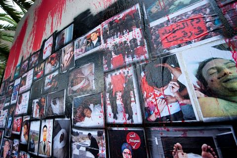 November 6: On the walls of the Bardo tram station, across from the parliament building and its daily protesters, a group of young graffiti artists created a mural featuring images and graffiti in tribute to the martyrs of the Tunisian revolution. A mural featuring portraits and scenes of the murders and funerals of the revolution’s martyrs—a call to remember the Tunisian Revolution and its goals. It’s an opportunity for everyone, in this place of demonstrations and protests, to recall the origins, the causes, and the consequences of the protest movement by the people of the southwest—which, at the time, was not limited to simply ousting Ben Ali and his clan, but also, and above all, aimed at reducing poverty and unemployment in Tunisia.